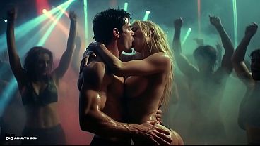 DJ desnuda en un rave con besos salvajes y multitud topless