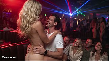 Bailarinas desnudas en un club de striptease neón