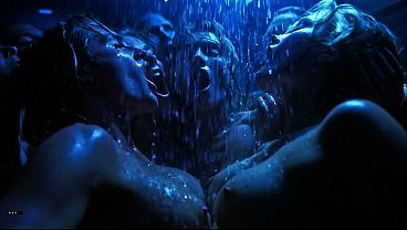 Rave MILF mojada con tetas grandes y chorros de agua