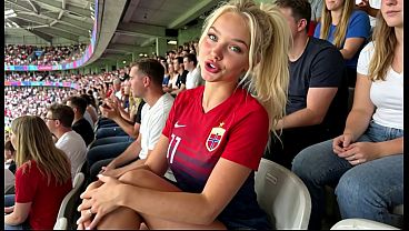 Rubia noruega con creampie en las gradas del Mundial