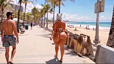 Laia Shows Off Her Huge Ass on the Beach